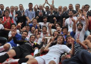 Şampiyonun Kupasını Arınç Verdi
